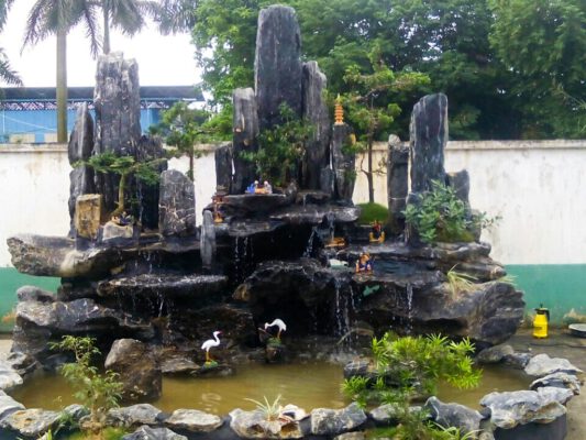 Hòn non bộ ngoài trời