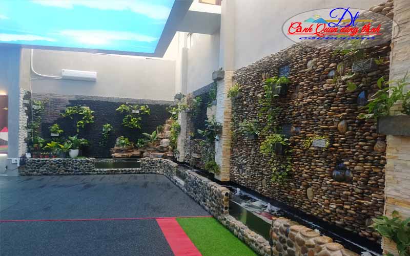 Thác nước chảy trên tường