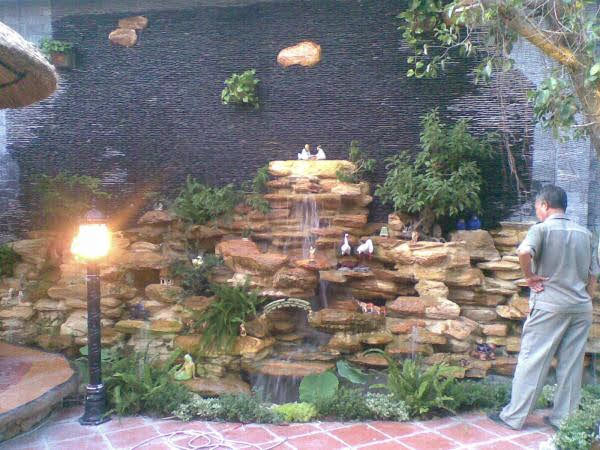 thác nước góc sân vườn