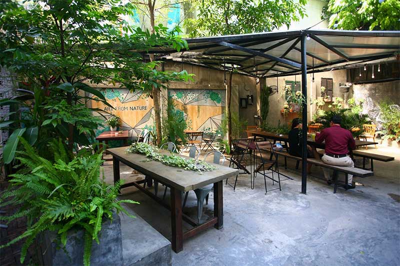 trồng cây xanh quán cafe